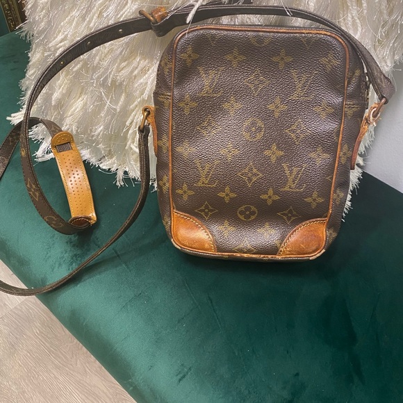 Measurements:

Length - 5.9 inches

Height - 8.3 inches

Depth - 3.5 inches - Picture 5 of 8